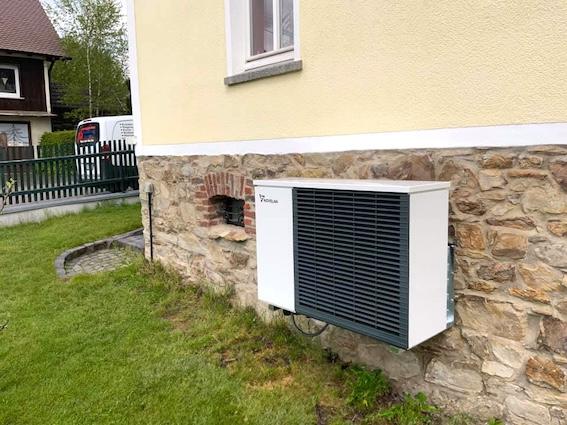 Wärmepumpe an der Hauswand installiert
